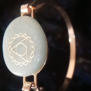 Bracelet in gold tone with natural stone. Green heart chakra.